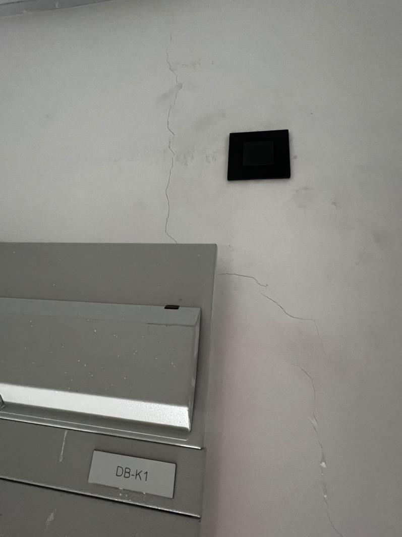 Sample cracked-wall photograph shown in an illustrative phone capture screen